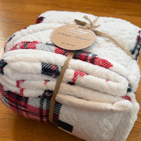 White and Red Sherpa Blanket 50x60 by At Home NEW Very Soft and Fuzzy - Picture 5 of 6